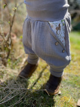 Lade das Bild in den Galerie-Viewer, MUSSELIN-HOSE Grau Reh