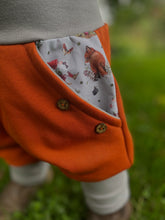 Lade das Bild in den Galerie-Viewer, BIO SOFT SWEAT HOSE Rost/Grau Brombeerzwerg Taschen Mitwachsend
