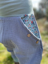 Lade das Bild in den Galerie-Viewer, MUSSELIN-HOSE Hellblau/Mint Blumenranke