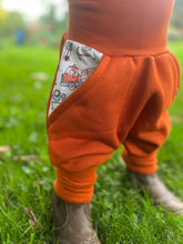 Lade das Bild in den Galerie-Viewer, BIO SOFT SWEAT HOSE Rost Baustelle Bagger Taschen Mitwachsend