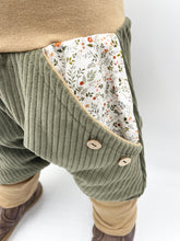 Lade das Bild in den Galerie-Viewer, Hose für Kinder und Babys Cord Khaki mit Blümchen Taschen