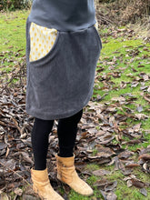 Lade das Bild in den Galerie-Viewer, Bio Cord Rock Damen Grau Fächermuster Taschen mit oder ohne Haarband