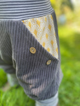 Lade das Bild in den Galerie-Viewer, CORDNICKY-H0SE CORD Grau Fächer Muster Senf