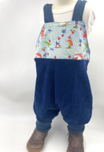 Lade das Bild in den Galerie-Viewer, Latzhose für Kinder und Babys Cord Marine Blau mit Pippa und Pelle