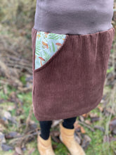 Lade das Bild in den Galerie-Viewer, Bio Cord Rock Damen Braun Waldpilze Steinpilze Taschen mit oder ohne Haarband