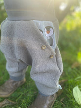 Lade das Bild in den Galerie-Viewer, WOLLWALK-HOSE Grau Pinguin Taschen Kniepatches