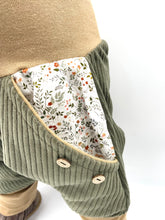 Lade das Bild in den Galerie-Viewer, Hose für Kinder und Babys Cord Khaki mit Blümchen Taschen