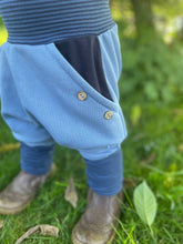 Lade das Bild in den Galerie-Viewer, BIO SOFT SWEAT HOSE Jeansblau/gestreift Uni Taschen Mitwachsend