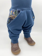 Lade das Bild in den Galerie-Viewer, SWEAT-HOSE BLAU WUNDERWALD BÄR DACHS