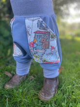 Lade das Bild in den Galerie-Viewer, BIO SOFT SWEAT HOSE Jeansblau Zwergenwelt Taschen Mitwachsend
