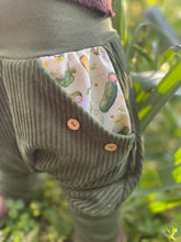 Lade das Bild in den Galerie-Viewer, CORDNICKY-H0SE CORD Khaki Gemüse Gurke Mais