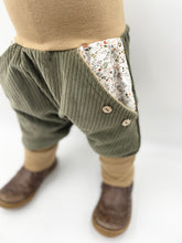 Lade das Bild in den Galerie-Viewer, Hose für Kinder und Babys Cord Khaki mit Blümchen Taschen
