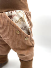 Lade das Bild in den Galerie-Viewer, Hose für Kinder und Babys Cord Haselnuss mit Dinosaurier Taschen