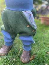 Lade das Bild in den Galerie-Viewer, WOLLWALK-HOSE Khaki/Jensblau glückliche Hühner Taschen Kniepatches