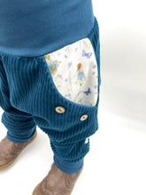 Lade das Bild in den Galerie-Viewer, Hose für Kinder und Babys Cord Meeresblau mit Wiesenelfen Taschen