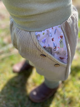 Lade das Bild in den Galerie-Viewer, MUSSELIN-HOSE Salbei Frühlingselfen