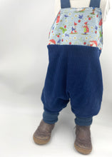 Lade das Bild in den Galerie-Viewer, Latzhose für Kinder und Babys Cord Marine Blau mit Pippa und Pelle