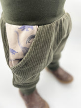 Lade das Bild in den Galerie-Viewer, Hose für Kinder und Babys Cord Khaki mit Dinosaurier Taschen
