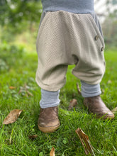 Lade das Bild in den Galerie-Viewer, Fischgräthose Bio Jacquard Sweat Hose Beige Grau Uni Taschen Mitwachshose