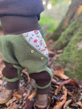 Lade das Bild in den Galerie-Viewer, WOLLWALK-HOSE Khaki/Braun Zauber Pilz Zwerg Taschen Kniepatches