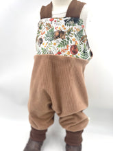 Lade das Bild in den Galerie-Viewer, Latzhose für Kinder und Babys Cord Haselnuss mit schlafende Tierkinder