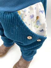Lade das Bild in den Galerie-Viewer, Hose für Kinder und Babys Cord Meeresblau mit Wiesenelfen Taschen