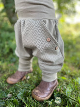 Lade das Bild in den Galerie-Viewer, Fischgräthose Bio Jacquard Sweat Hose Khaki/Olive Taschen Mitwachshose