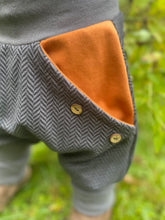 Lade das Bild in den Galerie-Viewer, Fischgräthose Bio Jacquard Sweat Hose Schwarz/Grau Uni Taschen Mitwachshose