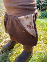 Lade das Bild in den Galerie-Viewer, MUSSELIN-HOSE Braun Rehfamilie