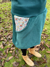 Lade das Bild in den Galerie-Viewer, Bio Cord Rock Damen Dunkelmint mit Blumenranken Taschen mit oder ohne Haarband