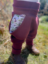 Lade das Bild in den Galerie-Viewer, SWEAT-HOSE Beere Holunder Elfen Mitwachsend