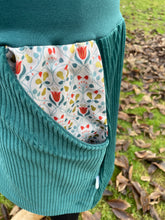 Lade das Bild in den Galerie-Viewer, Bio Cord Rock Damen Dunkelmint mit Blumenranken Taschen mit oder ohne Haarband