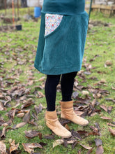 Lade das Bild in den Galerie-Viewer, Bio Cord Rock Damen Dunkelmint mit Blumenranken Taschen mit oder ohne Haarband