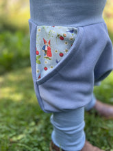 Lade das Bild in den Galerie-Viewer, BIO SOFT SWEAT HOSE Jeansblau Pippa und Pelle Taschen Mitwachsend