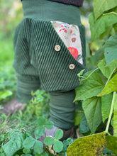Lade das Bild in den Galerie-Viewer, CORDNICKY-H0SE CORD Waldgrün Kürbis Zwerg
