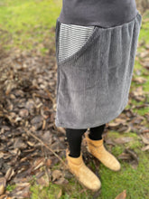 Lade das Bild in den Galerie-Viewer, Bio Cord Rock Damen Grau mit gestreiften Taschen mit oder ohne Haarband
