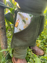 Lade das Bild in den Galerie-Viewer, CORDNICKY-H0SE CORD Khaki Gemüse Gurke Mais