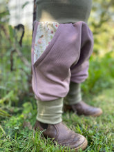 Lade das Bild in den Galerie-Viewer, BIO SOFT SWEAT HOSE Altrosa/gestreift Wiesenelfen Taschen Mitwachsend