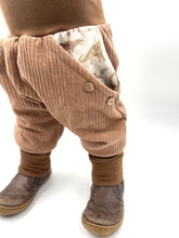 Lade das Bild in den Galerie-Viewer, Hose für Kinder und Babys Cord Haselnuss mit Dinosaurier Taschen
