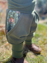 Lade das Bild in den Galerie-Viewer, SWEAT-HOSE Khaki Siebenschläfer Mitwachsend