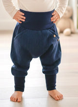 Lade das Bild in den Galerie-Viewer, Fischgräthose Bio Jacquard Sweat Hose Blau Uni Taschen Mitwachshose