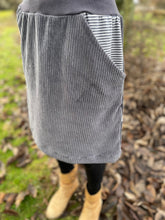 Lade das Bild in den Galerie-Viewer, Bio Cord Rock Damen Grau mit gestreiften Taschen mit oder ohne Haarband