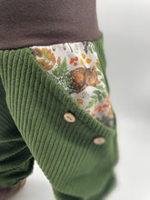 Lade das Bild in den Galerie-Viewer, Hose für Kinder und Babys Cord Waldgrün mit schlafende Tierkinder Taschen