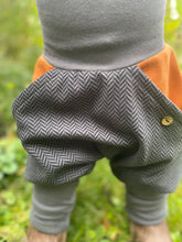 Lade das Bild in den Galerie-Viewer, Fischgräthose Bio Jacquard Sweat Hose Schwarz/Grau Uni Taschen Mitwachshose