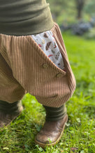 Lade das Bild in den Galerie-Viewer, CORDNICKY-H0SE Haselnuss/Khaki Zwerg Pilz Fuchs