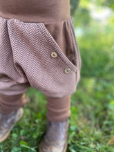 Lade das Bild in den Galerie-Viewer, Fischgräthose Bio Jacquard Sweat Hose Hellbraun Uni Taschen Mitwachshose
