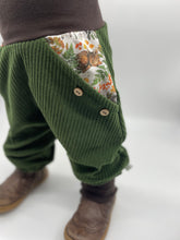 Lade das Bild in den Galerie-Viewer, Hose für Kinder und Babys Cord Waldgrün mit schlafende Tierkinder Taschen