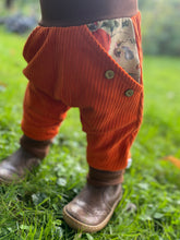 Lade das Bild in den Galerie-Viewer, CORDNICKY-H0SE Rost/Braun Kürbis Zwerg