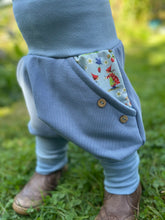 Lade das Bild in den Galerie-Viewer, BIO SOFT SWEAT HOSE Jeansblau Pippa und Pelle Taschen Mitwachsend