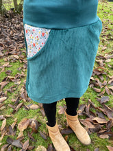 Lade das Bild in den Galerie-Viewer, Bio Cord Rock Damen Dunkelmint mit Blumenranken Taschen mit oder ohne Haarband